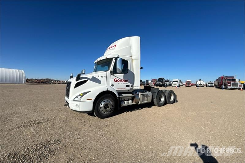 Volvo VNR64T300 6x4 T/A Day Cab Truck Tractor وحدات الجر