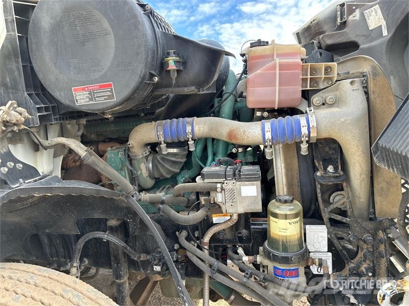 Volvo VNR64T300 6x4 T/A Day Cab Truck Tractor 牵引车