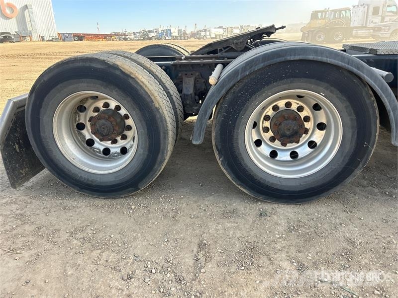 Volvo VNR64T300 6x4 T/A Day Cab Truck Tractor Vlačilci