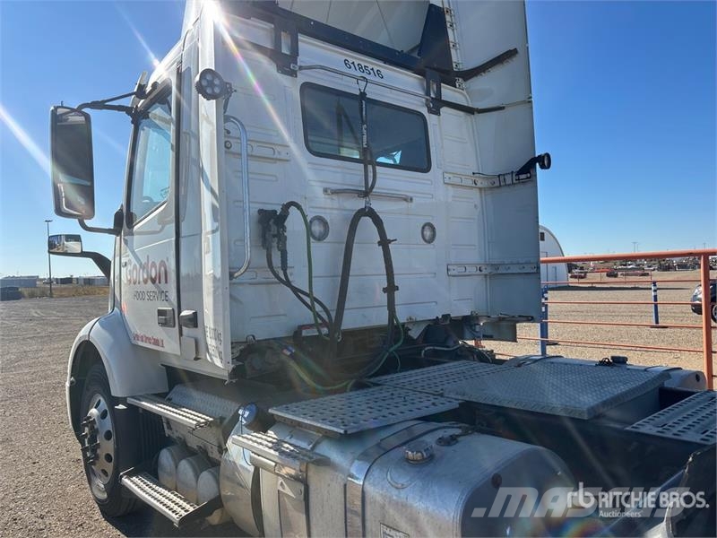 Volvo VNR64T300 6x4 T/A Day Cab Truck Tractor وحدات الجر