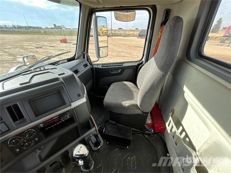 Volvo VNR64T300 6x4 T/A Day Cab Truck Tractor 牵引车