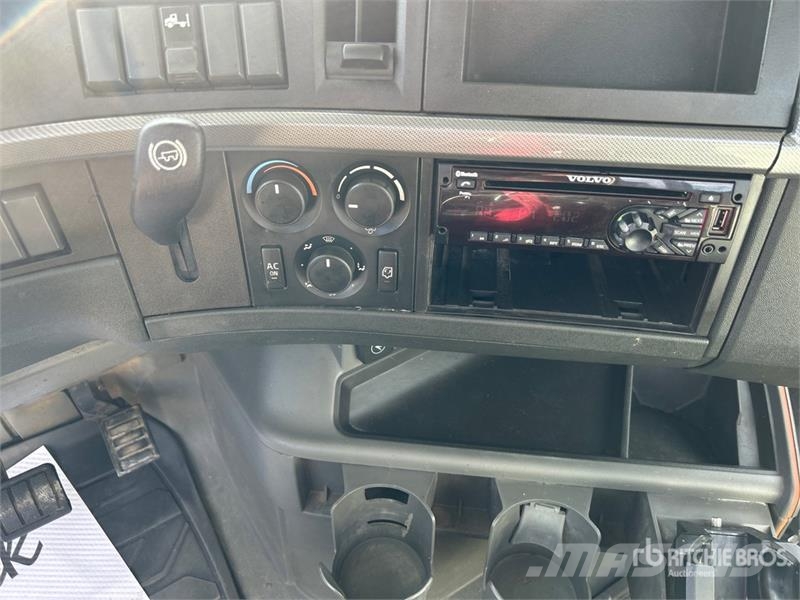 Volvo VNR64T300 6x4 T/A Day Cab Truck Tractor 牵引车