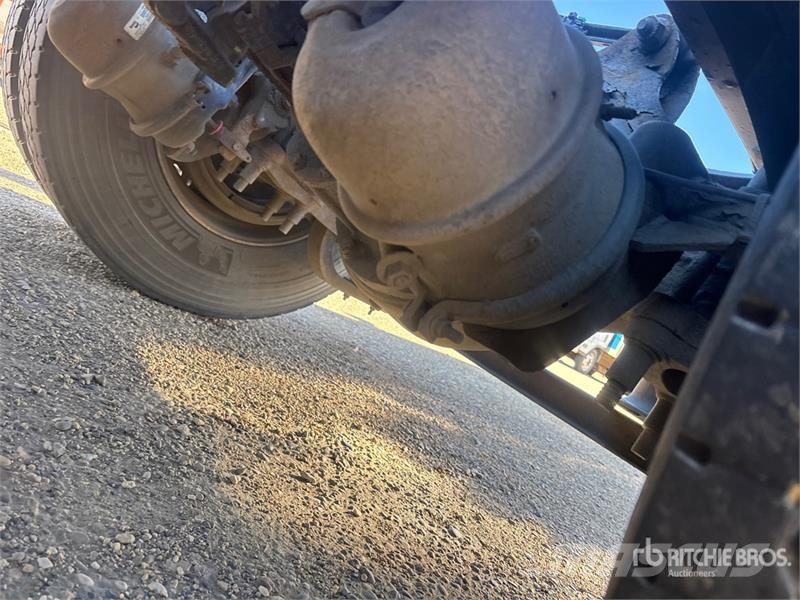Volvo VNR64T300 6x4 T/A Day Cab Truck Tractor وحدات الجر