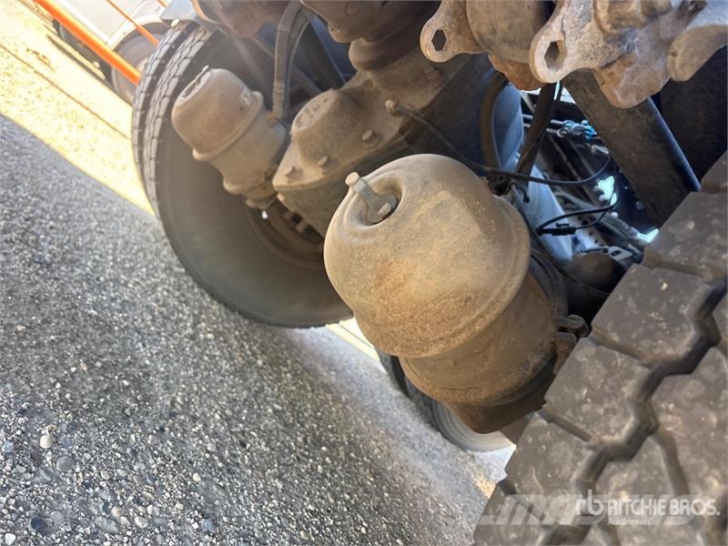 Volvo VNR64T300 6x4 T/A Day Cab Truck Tractor وحدات الجر