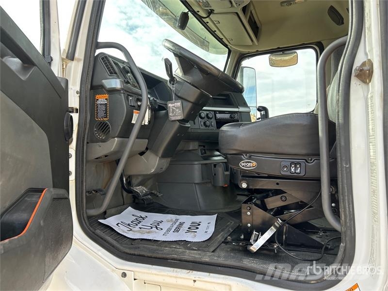 Volvo VNR64T300 6x4 T/A Day Cab Truck Tractor 牵引车