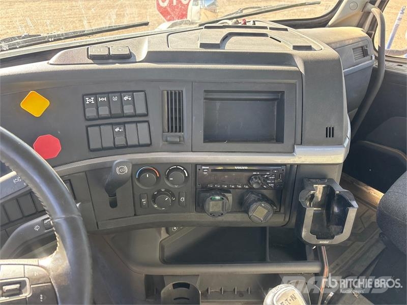 Volvo VNR64T300 6x4 T/A Day Cab Truck Tractor وحدات الجر