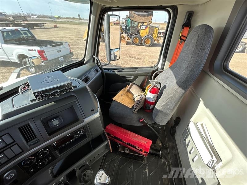 Volvo VNR64T300 6x4 T/A Day Cab Truck Tractor Vlačilci