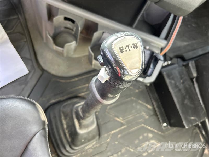 Volvo VNR64T300 6x4 T/A Day Cab Truck Tractor 牵引车