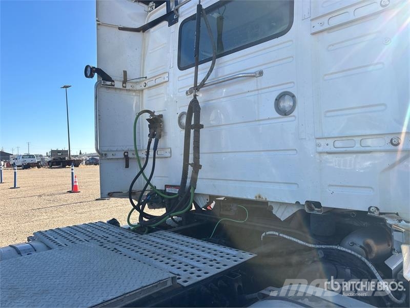 Volvo VNR64T300 6x4 T/A Day Cab Truck Tractor وحدات الجر