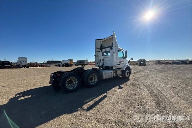 Volvo VNR64T300 6x4 T/A Day Cab Truck Tractor وحدات الجر