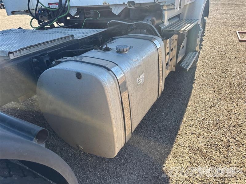 Volvo VNR64T300 6x4 T/A Day Cab Truck Tractor وحدات الجر