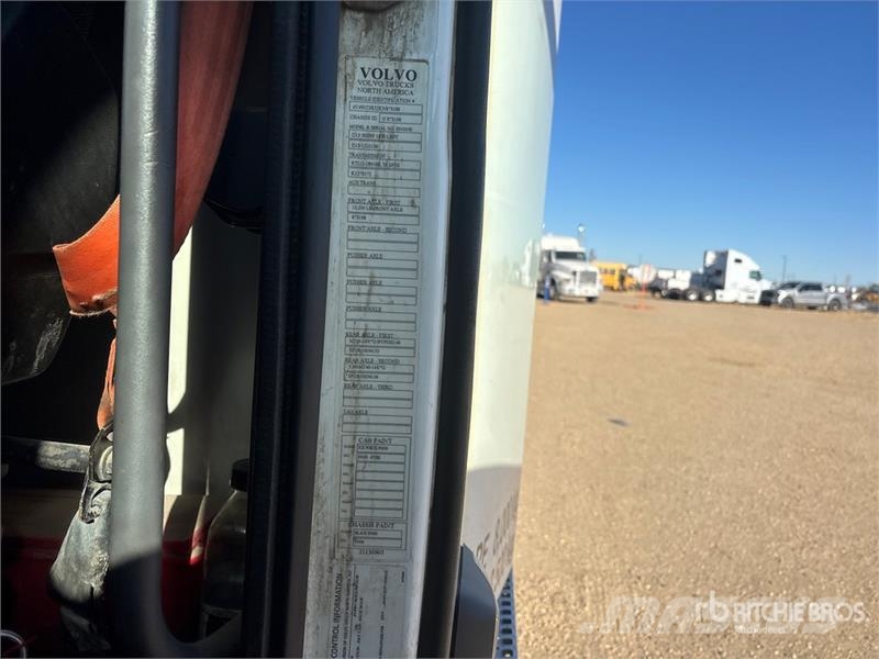 Volvo VNR64T300 6x4 T/A Day Cab Truck Tractor وحدات الجر