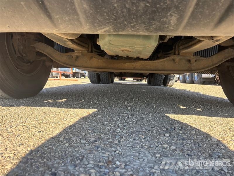 Volvo VNR64T300 6x4 T/A Day Cab Truck Tractor وحدات الجر