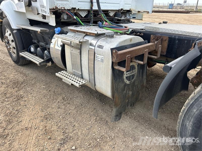 Volvo VNR64T300 6x4 T/A Day Cab Truck Tractor 牵引车