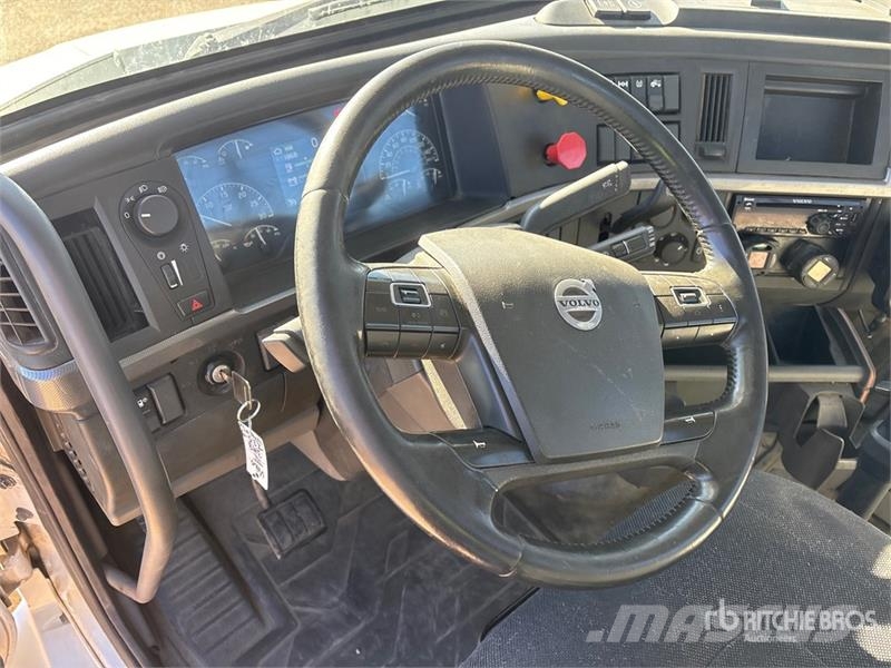 Volvo VNR64T300 6x4 T/A Day Cab Truck Tractor وحدات الجر