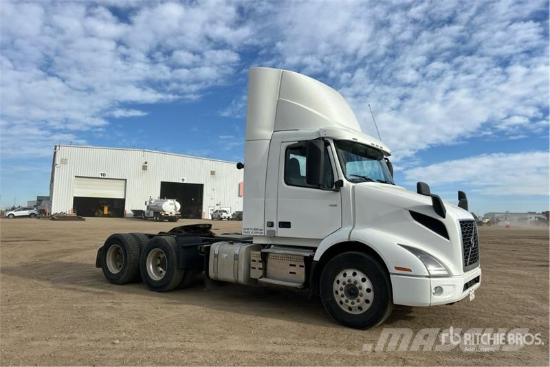 Volvo VNR64T300 6x4 T/A Day Cab Truck Tractor 牵引车