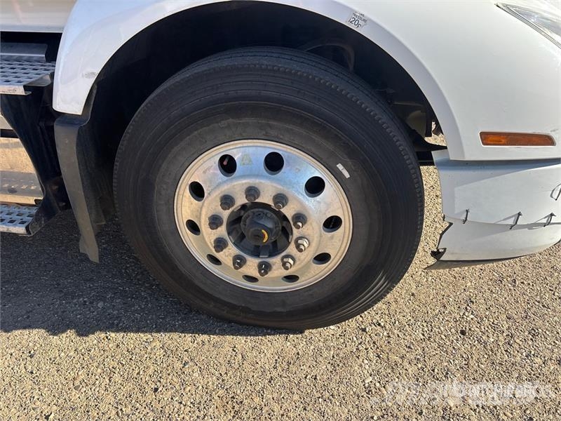 Volvo VNR64T300 6x4 T/A Day Cab Truck Tractor وحدات الجر