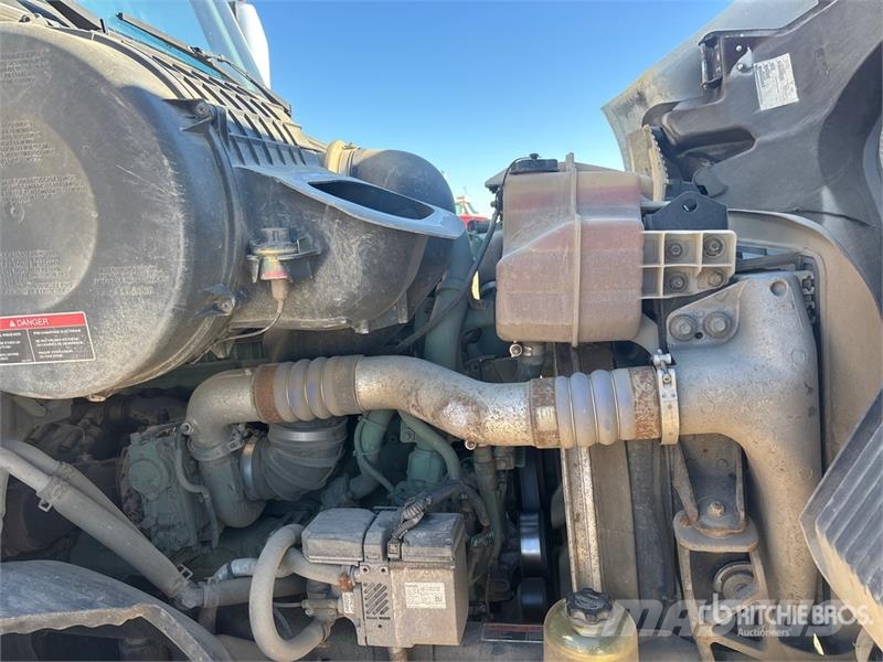 Volvo VNR64T300 6x4 T/A Day Cab Truck Tractor وحدات الجر