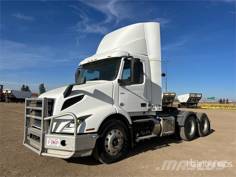 Volvo VNR64T300 6x4 T/A Day Cab Truck Tractor Vlačilci