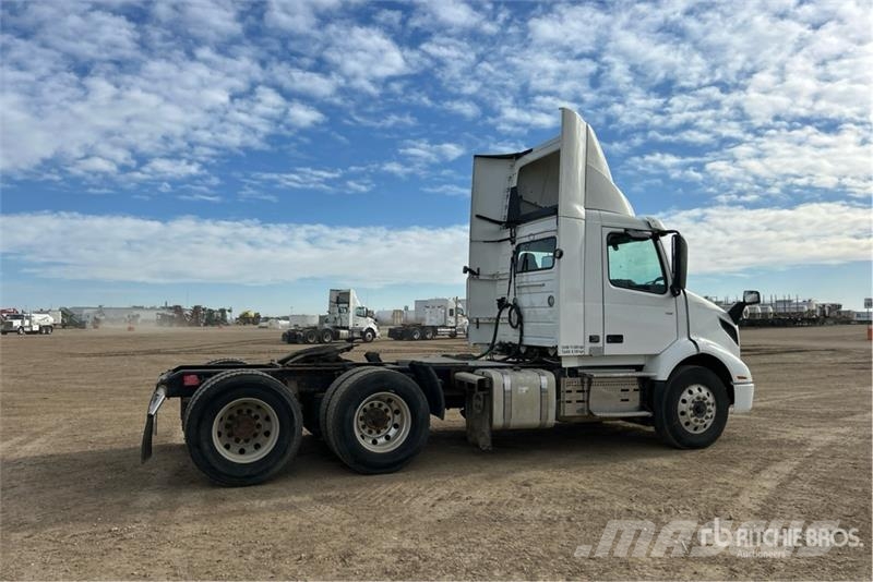 Volvo VNR64T300 6x4 T/A Day Cab Truck Tractor 牵引车