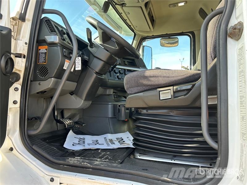 Volvo VNR64T300 6x4 T/A Day Cab Truck Tractor Vlačilci