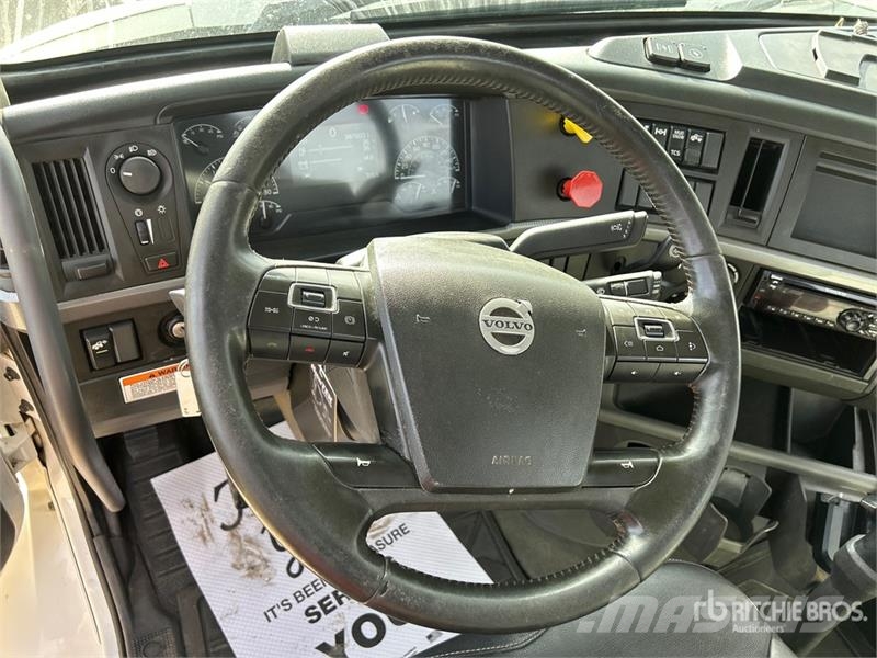 Volvo VNR64T300 6x4 T/A Day Cab Truck Tractor 牵引车