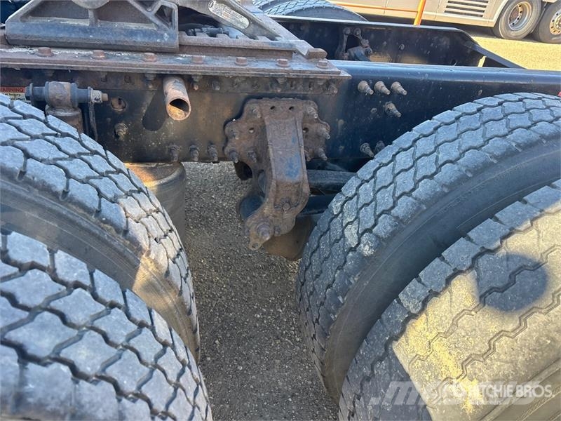 Volvo VNR64T300 6x4 T/A Day Cab Truck Tractor وحدات الجر