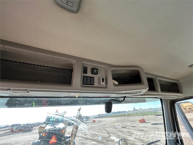 Volvo VNR64T300 6x4 T/A Day Cab Truck Tractor 牵引车