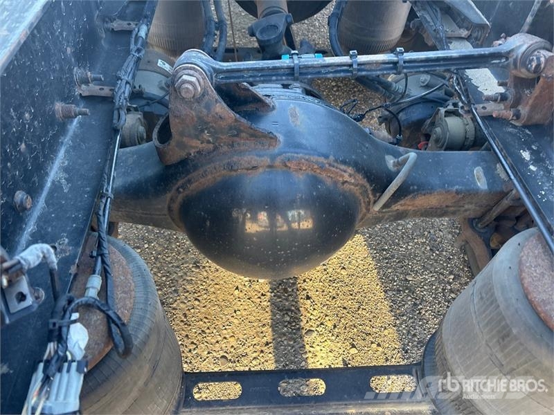 Volvo VNR64T300 6x4 T/A Day Cab Truck Tractor وحدات الجر
