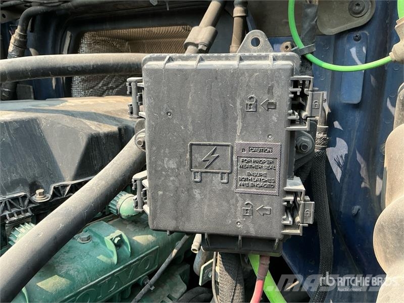 Volvo VNR64T640 6x4 T/A Sleeper Truck Tractor Tractor Units