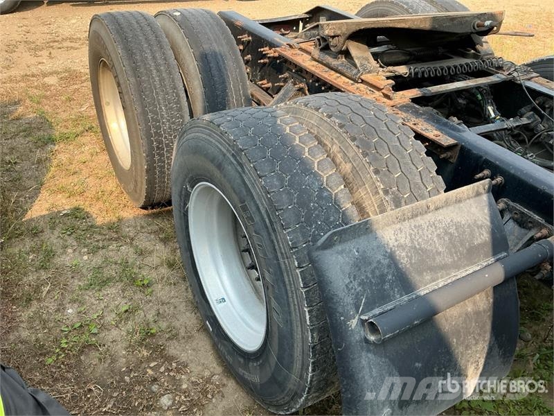 Volvo VNR64T640 6x4 T/A Sleeper Truck Tractor Tractor Units