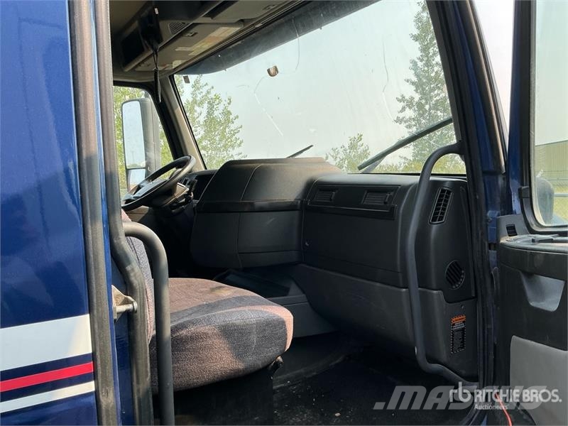 Volvo VNR64T640 6x4 T/A Sleeper Truck Tractor Tractor Units