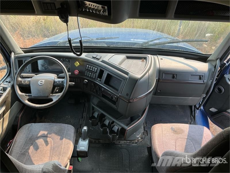 Volvo VNR64T640 6x4 T/A Sleeper Truck Tractor Tractor Units