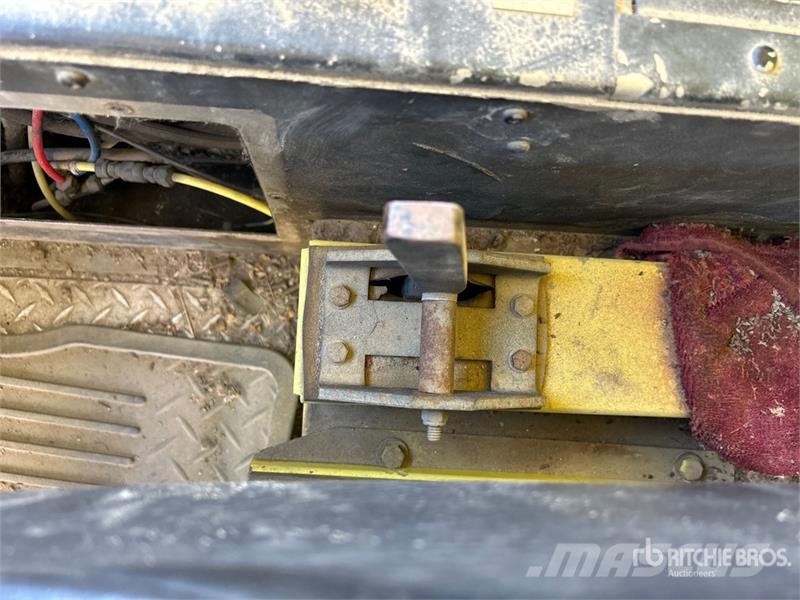 Waltek C-4500 4x4 Fire Truck (Inoperable) 消防车
