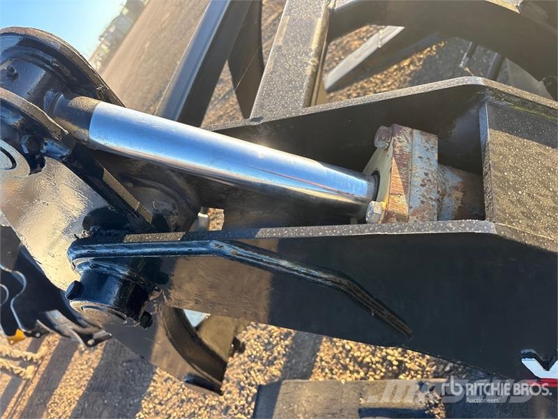 WBM 108 in Log Pipe Wheel Loader Grapple - Fits John D خطاطيف