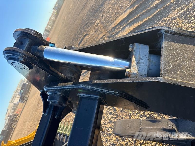 WBM 108 in Log Pipe Wheel Loader Grapple - Fits John D خطاطيف