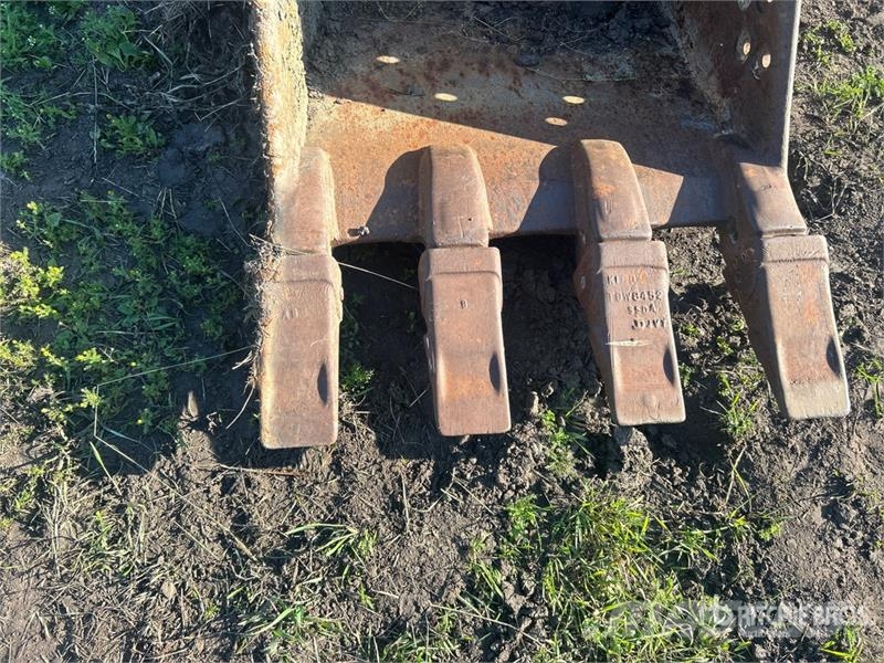 WBM 30 in Digging 4-tooth Heavy Duty Digging Bucket Ex Buckets