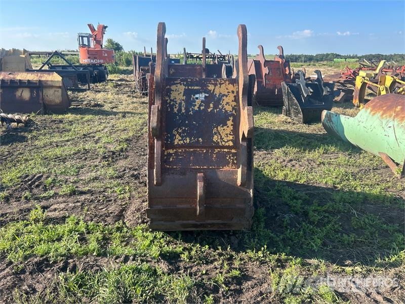 WBM 30 in Digging 4-tooth Heavy Duty Digging Bucket Ex Buckets