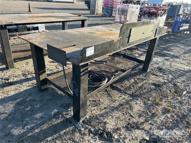 Welding Table with Power Outlet Sonstige Landmaschinen
