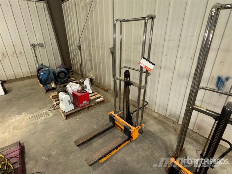 Wesco Manual 880 lbs Stacker مكونات أخرى
