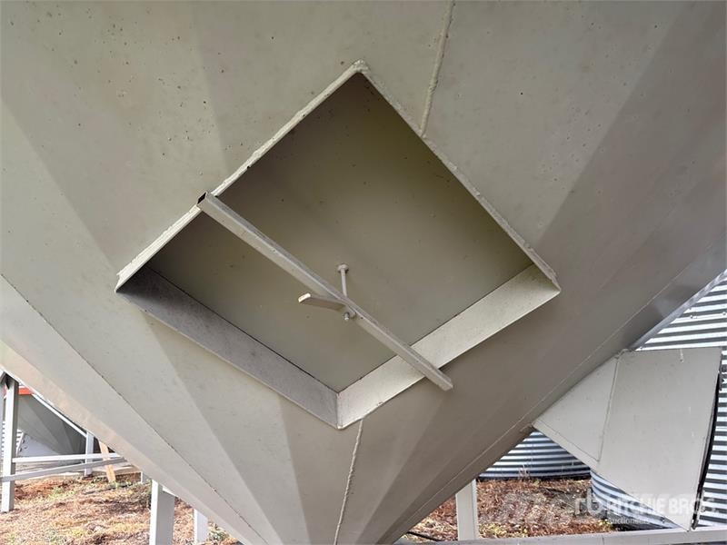  Westeel +/- 3000 bu 5 Ring Hopper Grain Bin Procesadoras de cultivos y unidades de almacenamiento / máquinas - Otros