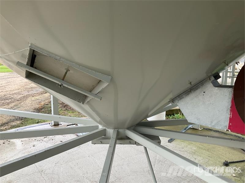 Westeel +/- 5500 bu 8 Ring Hopper Grain Bin Crop processing and storage units/machines - Others