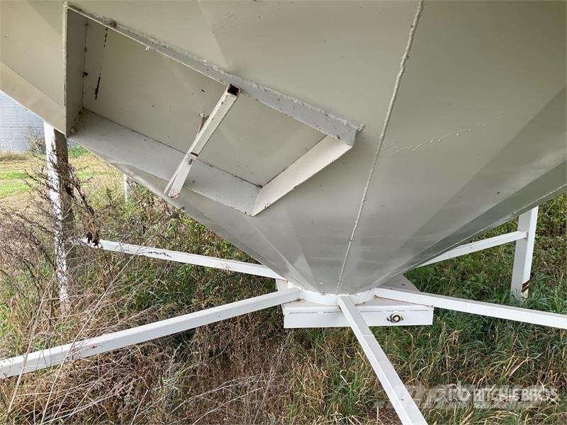  Westeel-Rosco +/- 2500 bu Hopper Grain Bin وحدات / آلات معالجة المحاصيل وتخزينها - أخرى
