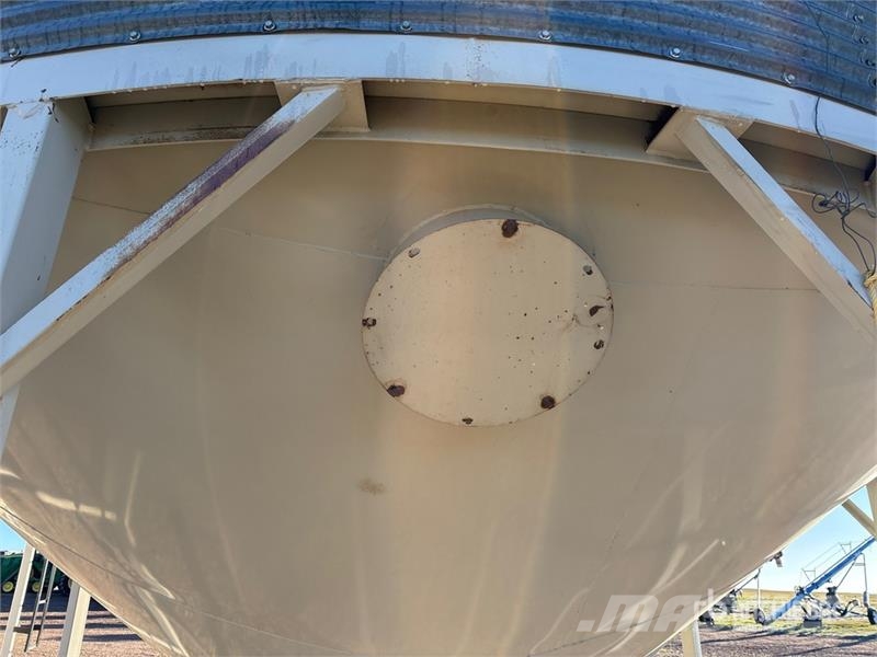  Westeel-Rosco +/- 3700 bu 5 Ring Hopper Grain Bin وحدات / آلات معالجة المحاصيل وتخزينها - أخرى