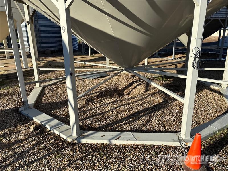  Westeel-Rosco +/- 3700 bu 5 Ring Hopper Grain Bin وحدات / آلات معالجة المحاصيل وتخزينها - أخرى
