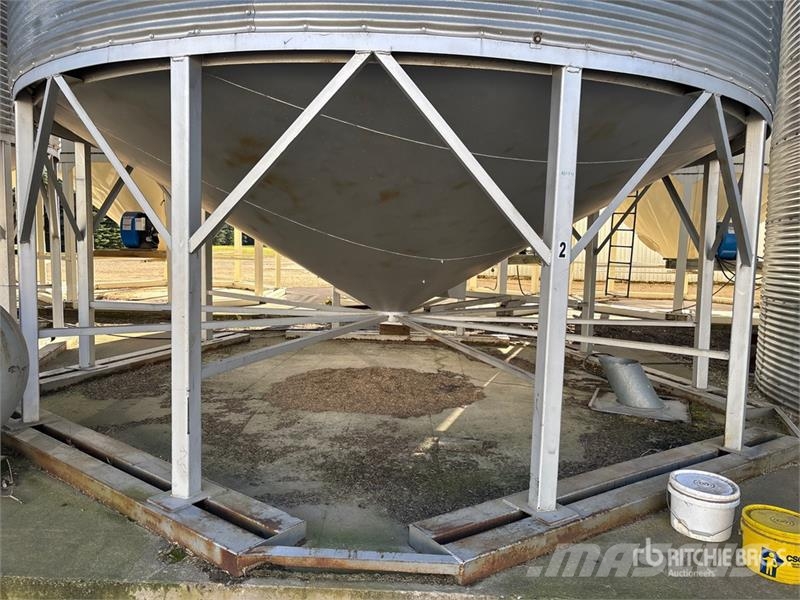  Westeel Roscoe +/- 3700 bu 5 Ring Hopper Grain Bin وحدات / آلات معالجة المحاصيل وتخزينها - أخرى