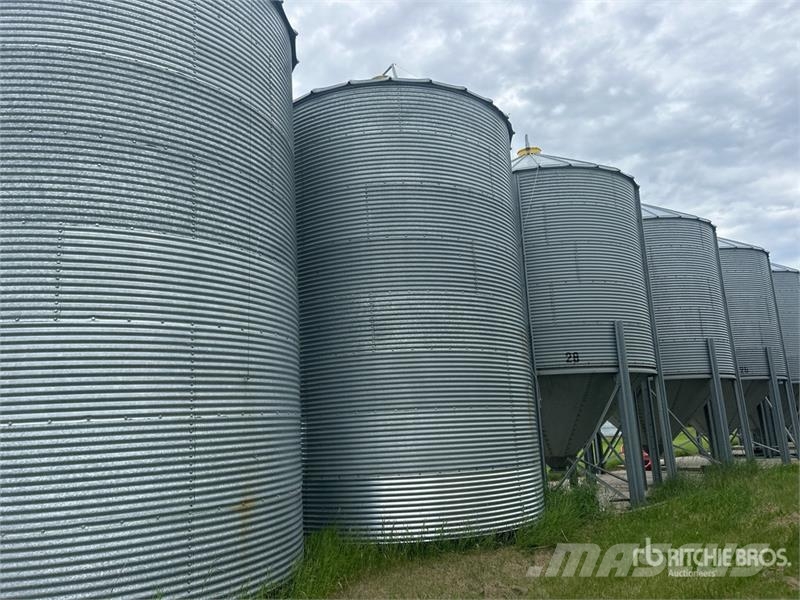  Westeel-Rostco +/- 2700 bu 8 Ring Grain Bin وحدات / آلات معالجة المحاصيل وتخزينها - أخرى