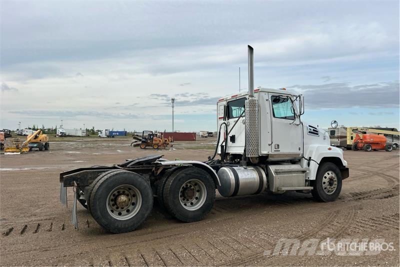Western Star 4700 SF 6x4 T/A Day Cab Truck Tractor Седельные тягачи