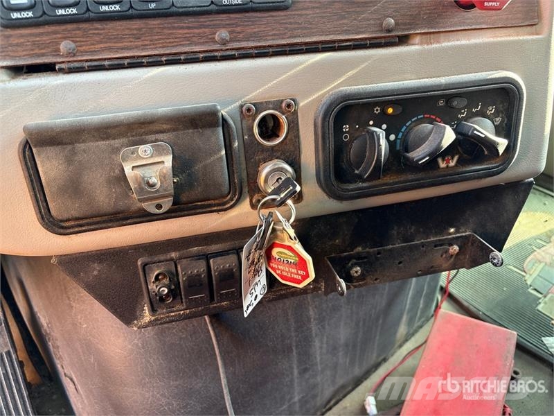 Western Star 4700SF 6x4 Spreader Truck (Inoperable) مركبات الأغراض العامة