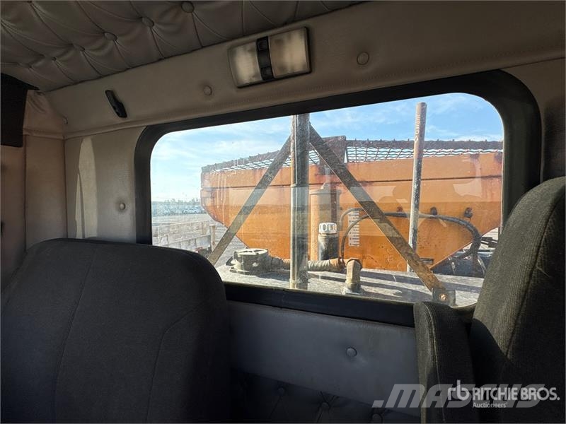 Western Star 4700SF 6x4 Spreader Truck (Inoperable) مركبات الأغراض العامة